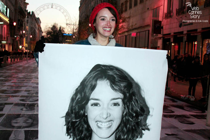 Charlotte Le Bon et son portrait - projet "Inside Out" de l'Artiste JR - Lyon  Déc 2013 - Photo © Anik COUBLE