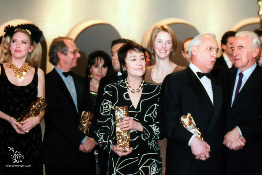 Ken Loach,  sur la scène du Théâtre des Champs Elysée, avec dans ses bras,  le César du meilleur film étranger pour "Land and Freedom" - Cérémonie des Cesar - Paris 1996 - Photo © Anik Couble