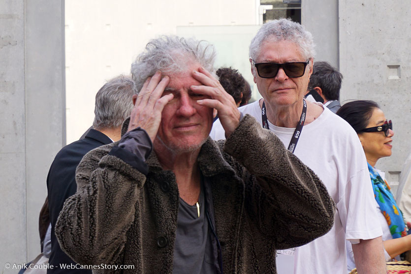 Christopher Doyle, le délirant chef opérateur de WKW, entouré de l'équipe technique de l'institut Lumière, lors du tournage du remake de la Sortie des Usines Lumière - Festival Lumière 2017 - Lyon - Photo © Anik Couble