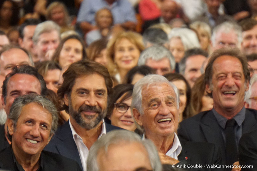 Jean-Paul Belmondo, entouré de Richard Anconina, Monica Bellucci et Jean Dujardin, lors de la cérémonie d’ouverture du Festival Lumière 2018 - Lyon - Photo © Anik Couble
