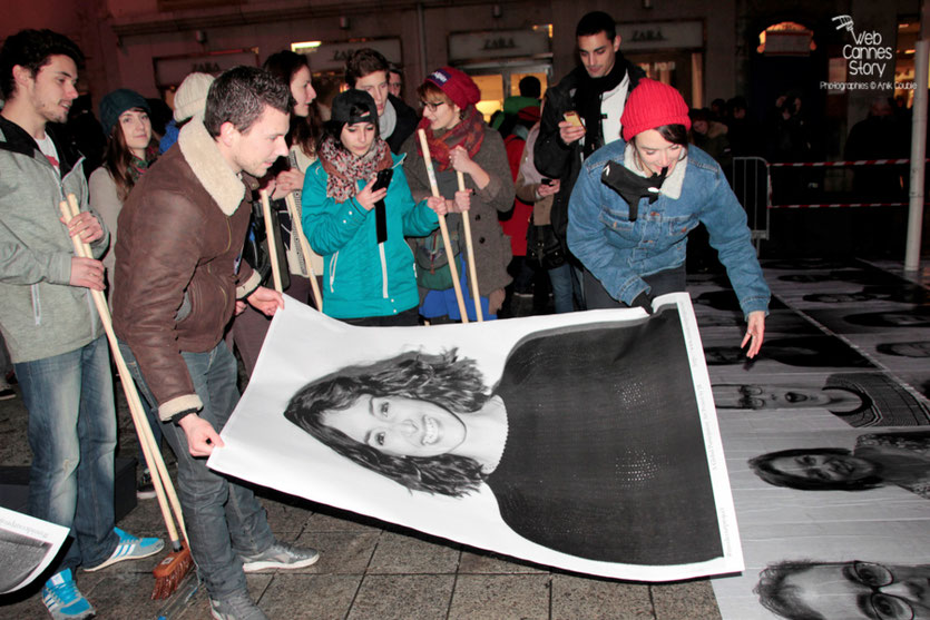 Charlotte Le Bon, installant son portrait, entourée des participants du projet "Inside Out" de l'Artiste JR - Lyon  Déc 2013 - Photo © Anik COUBLE