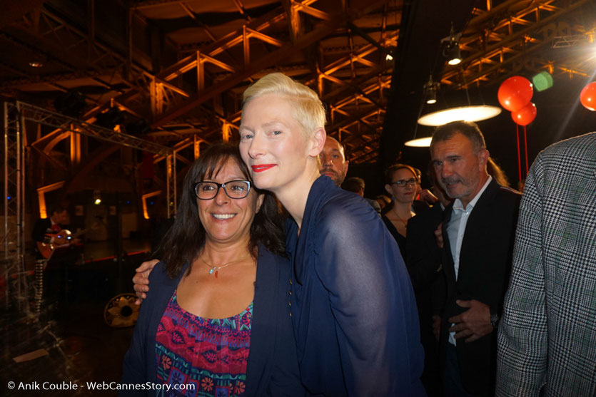 Tilda Swinton, se prêtant gentiment au jeu des photos, lors du dîner d'ouverture du Festival Lumière 2017, à Lyon - Photo © Anik Couble