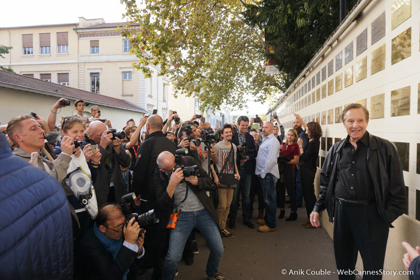  Le public, venu nombreux pour assister à  la pose d'une plaque au nom de William Friedkin sur le mur des réalisateurs, à l'Institut Lumière - Festival Lumière 2017 - Photo © Anik Couble