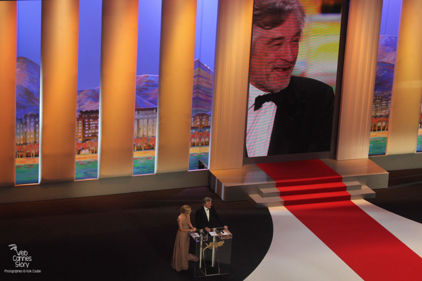 Mélanie Laurent, maîtresse de cérémonie et Robert de Niro, Président du Jury, lors de la  Cérémonie de Clôture - Festival de Cannes 2011 - Photo © Anik Couble