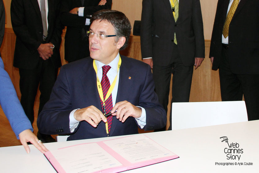 Lluis Recorder i Miralles, Ministre du Territoire et du Developpement Durable en Catalogne, signant  "La déclaration de Lyon", à l'issue de la conférence européenne des Régions pour le climat - Lyon - 0ctobre 2011  © Anik COUBLE 