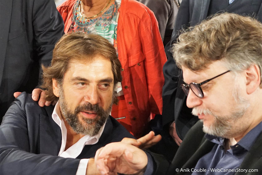 Javier Bardem et Guillermo Del Toro, en pleine discussion, lors du très convivial dîner d'ouverture, du Festival Lumière 2018 - Lyon - Photo © Anik Couble