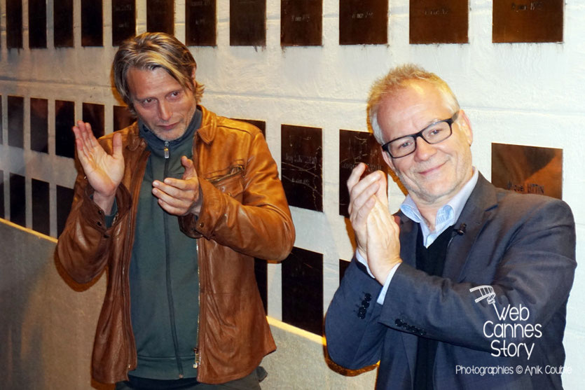 Mads Mikkelsen et Thierry Fremaux, devant le mur des réalisateurs, sur lequel a été posée la plaque de Nicolas Winding Refn - Festival Lumière 2015 - Lyon - Photo © Anik COUBLE