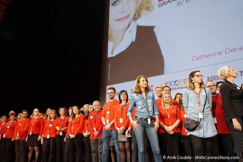Les bénévoles, sur la scène de la Halle Tony Garnier - Clôture du Festival Lumière - Lyon - Octobre 2016 - Photo © Anik Couble