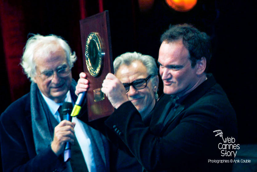 Quentin Tarantino, entouré de Bertrand Tavernier et Harvey Keitel, lors de la Remise du Prix Lumière -  Festival Lumière - Lyon - Oct 2013 - Photo © Anik COUBLE