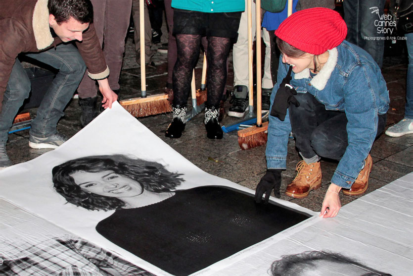 Charlotte Le Bon, installant son portrait, entourée des participants du projet "Inside Out" de l'Artiste JR - Lyon  Déc 2013 - Photo © Anik COUBLE