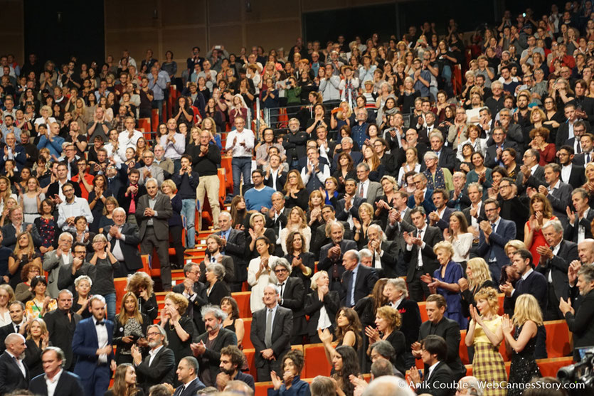 Standing ovation pour Catherine Deneuve - Cérémonie de remise du Prix Lumière - Amphitheâtre 3000 - Lyon - Oct 2016  - Photo © Anik Couble