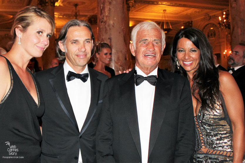 Jean-Paul Belmondo et sa compagne Barbara Gandolfi,  entouré de son fils Paul et  de sa femme Luana, lors du dîner donné en son honneur, au Carlton - Festival de Cannes 2011 - Photo © Anik Couble