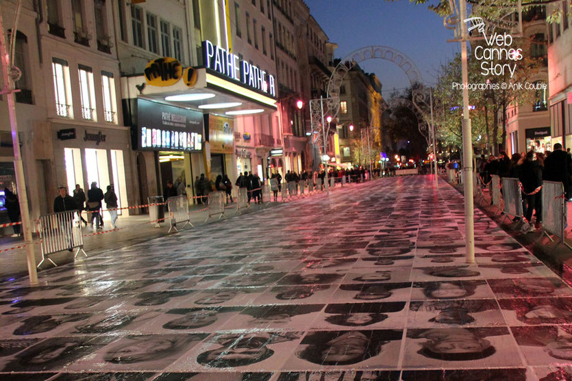 Installation artistique "Inside Out" de l'Artiste JR, menée par Charlotte Le Bon -  Lyon - Déc 2013 - Photo © Anik COUBLE