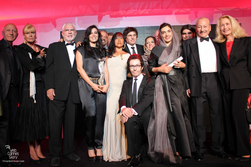 La photo de groupe de la remise du Prix François Chalais à Nadine Labaki - Festival de Cannes 2011 - Photo © Anik Couble 