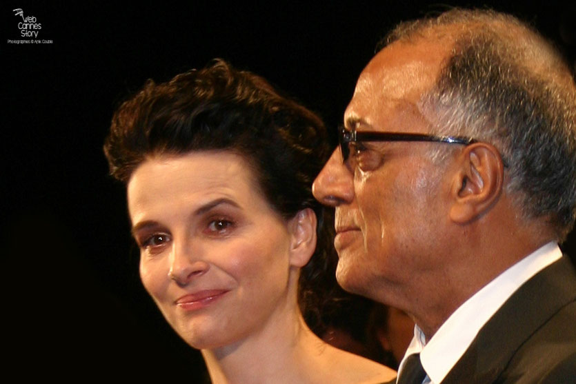 Juliette Binoche et  Abbas Kiarostami, lors de la projection du film "copie conforme" de Abbas Kiarosatmi - Festival de Cannes 2010 - Photo © Anik Couble  