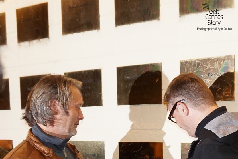 Mads Mikkelsen et Nicolas Winding Refn, devant le mur des réalisateurs, sur lequel a été posée la plaque de Nicolas Winding Refn - Festival Lumière 2015 - Lyon - Photo © Anik COUBLE