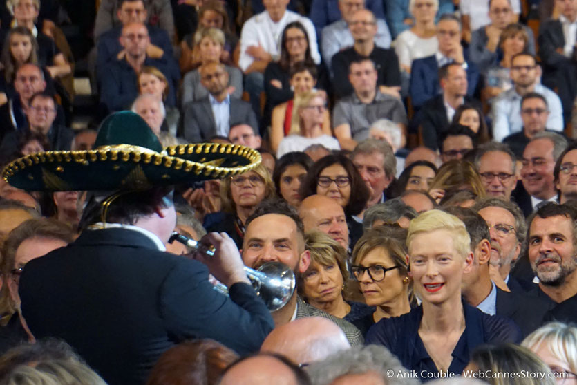 Tilda Swinton et  son compagnon Sandro Kopp, écoutant l'orchestre de Mariachi,  lors de la cérémonie d'ouverture du Festival Lumière 2017 - Lyon - Photo © Anik Couble