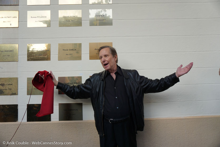 William Friedkin, devant la plaque à son nom qui vient d'être dévoilée sur le mur des réalisateurs, à l'Institut Lumière - Festival Lumière 2017 - Photo © Anik Couble