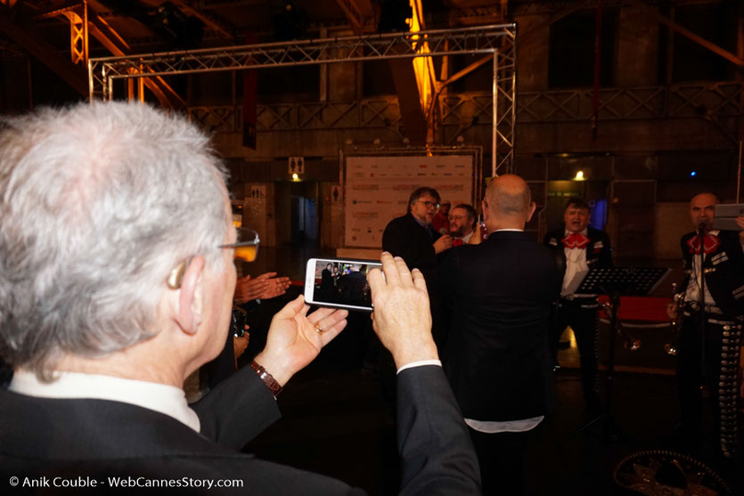 Michael Mann, filmant Guillermo del Toro, chantant avec un groupe de Mariachis, lors du dîner d'ouverture du Festival Lumière 2017, à Lyon - Photo © Anik Couble