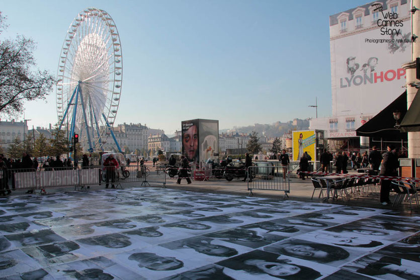 Installation artistique "Inside Out" de l'Artiste JR, menée par Charlotte Le Bon -  Lyon - Déc 2013 - Photo © Anik COUBLE