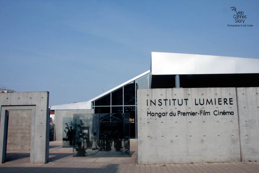 Tournage du remake de " Sortie d'Usine " à l' Institut Lumière, pour célébrer les 120 ans du Cinéma. - Lyon - 19 mars 2015 - Photo © Anik COUBLE
