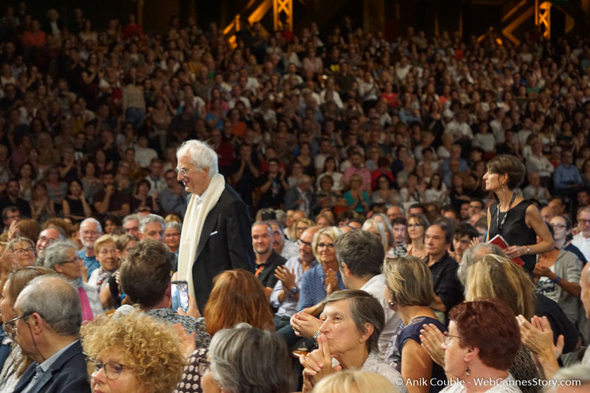 Bertrand Tavernier, au milieu du public, lors de la cérémonie d’ouverture du Festival Lumière 2018 - Lyon - Photo © Anik Couble