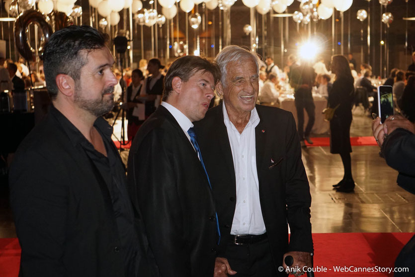 Jean-Paul Belmondo, se prêtant gentiment au jeu des photos, lors du très convivial dîner d'ouverture du Festival Lumière 2018 - Lyon - Photo © Anik Couble