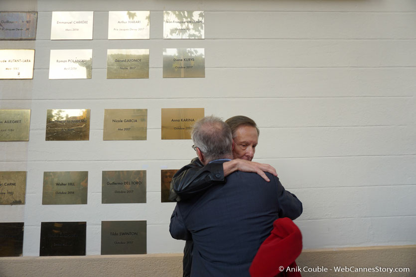 Chaleureuse accolade entre William Friedkin et Thierry Frémaux, devant la plaque à son nom qui vient d'être dévoilée sur le mur des réalisateurs, à l'Institut Lumière - Festival Lumière 2017 - Photo © Anik Couble