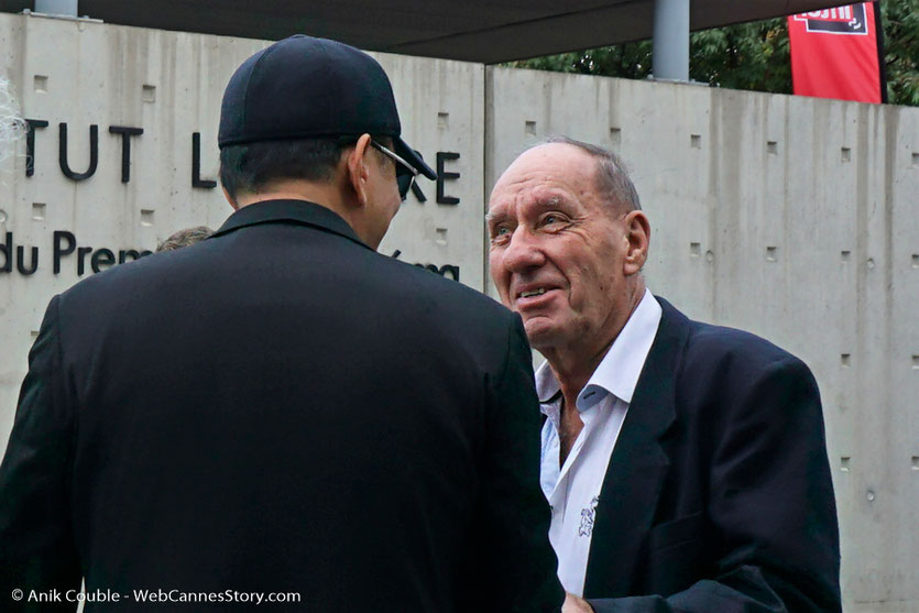 Max Lefrancq-Lumière, petit-fils de Louis Lumière, en joyeuse conversation avec Wong Kar-wai, lors du tournage, du remake de la Sortie des Usines Lumière, dirigé par Wong Kar-wai - Festival Lumière 2017 -  Lyon - © Anik Couble