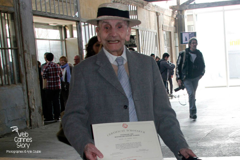 Tournage du remake de " Sortie d'Usine " à l' Institut Lumière, pour célébrer les 120 ans du Cinéma, ici, le très élégant centenaire de la maison de retraite de la Rotonde, tenant son certificat d'honneur - Lyon - 19 mars 2015 - Photo © Anik COUBLE