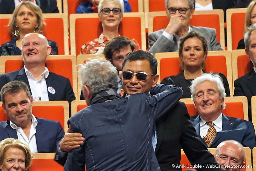 Accolade entre Christopher Doyle, chef opérateur et Wong Kar-wai, lors de la cérémonie de remise du Prix Lumière à Wong Kar-wai wai - Festival Lumière 2017 - Lyon  - Photo © Anik Couble 