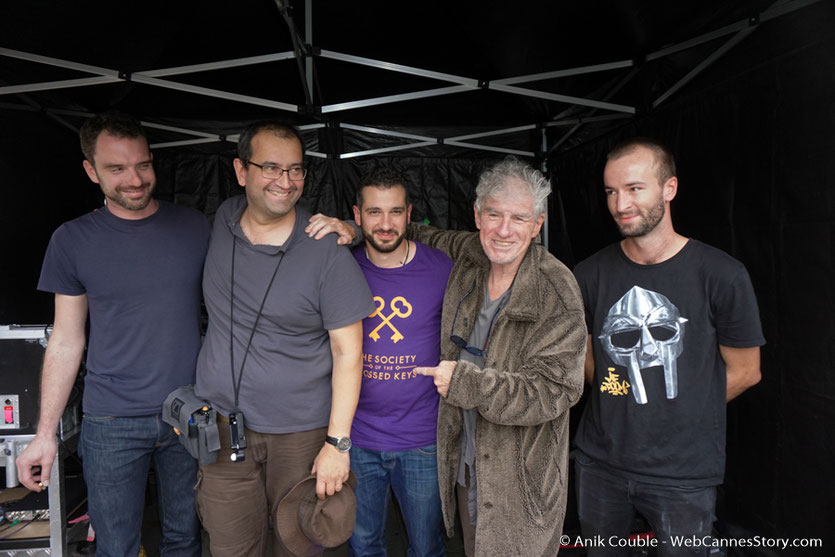 Christopher Doyle, le délirant chef opérateur  de WKW,  entouré de l'équipe technique de l'institut Lumière, lors du tournage du remake de la Sortie des Usines Lumière - Festival Lumière 2017 -  Lyon - Photo © Anik Couble