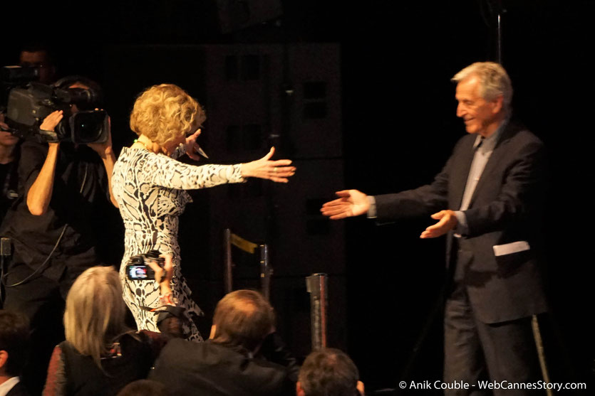  Jane Fonda accueillie, sur scène, par Costa Gavras, lors de la Cérémonie de Remise du Prix Lumière - Festival Lumière 2018 - Lyon - Photo © Anik Couble