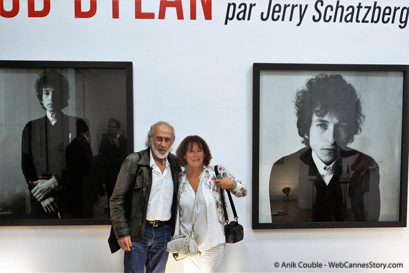 En compagnie du réalisateur américain et ancien photographe de mode Jerry Schatzberg, lors du vernissage de son exposition, consacrée à de Bob Dylan et installée pendant le Festival Lumière 2018 - Lyon - Photo © Anik Couble