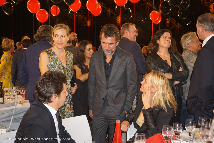 Moment d’échange et de détente entre Laurent Gerra et Eric Lartigau, lors du dîner d'ouverture du Festival Lumière 2017, à Lyon - Photo © Anik Couble