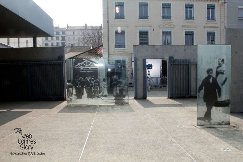 Tournage du remake de " Sortie d'Usine " à l' Institut Lumière, pour célébrer les 120 ans du Cinéma. - Lyon - 19 mars 2015 - Photo © Anik COUBLE