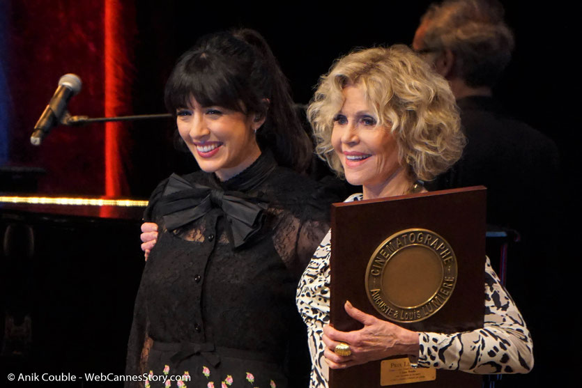 Jane Fonda et Nolwenn Leroy à l'issue de la cérémonie de remise du Prix Lumière à Jane Fonda - Festival Lumière 2018 - Lyon - Photo © Anik Couble