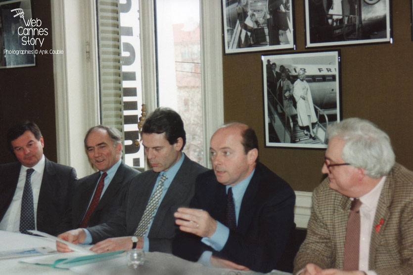 Michel Mercier (Prt du Conseil Général), Charles Millon (Prt de la Région Rhône-Alpes), Michel Noir (Maire de Lyon), Jacques Toubon( Ministre de la Culture) et Bertrand Tavernier (Prt Institut Lumière) - Centenaire du Cinéma - Lyon - 1995 © Anik COUBLE
