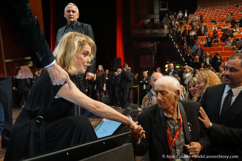 Catherine Deneuve et Mario Gurierri - Cérémonie de remise du Prix Lumière - Amphitheâtre 3000 - Lyon - Oct 2016  - Photo © Anik Couble
