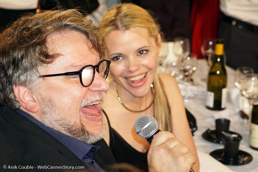 Le réalisateur mexicain, Guillermo Del Toro et sa compagne Kim Morgan, fredonnant à Claude Lelouch, Chabadabada, la chanson de son film "Un homme et une femme", lors du très convivial dîner d'ouverture du Festival Lumière 2018 - Lyon - Photo © Anik Couble