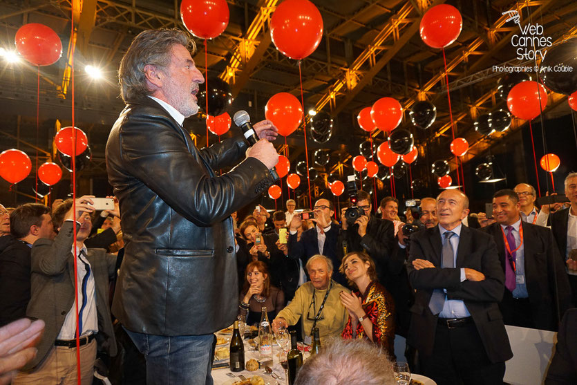 Beau moment de convivialité avec Daniel Auteuil et les invités de la table d'honneur, lors du diner d'ouverture du Festival Lumière 2015 - Lyon - Photo © Anik COUBLE