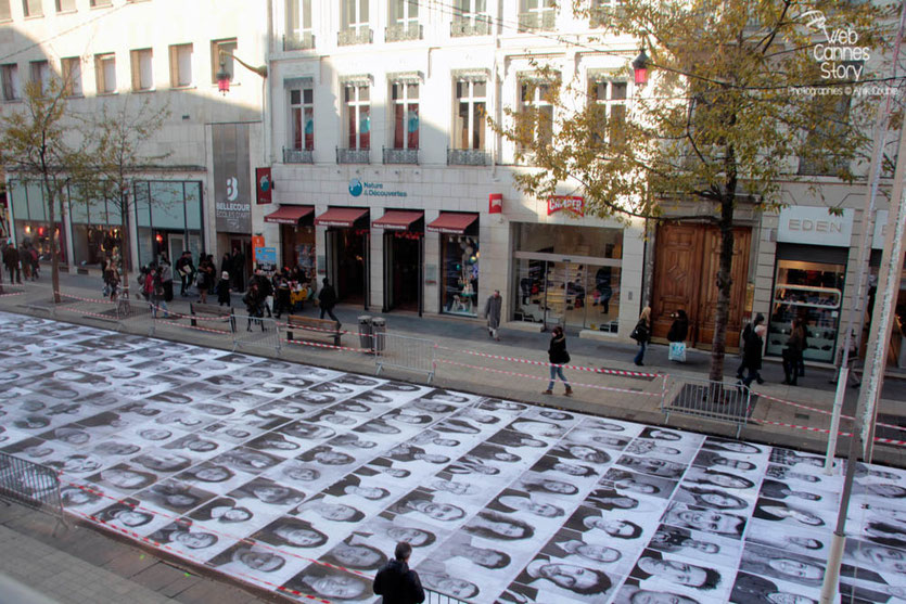 Installation artistique "Inside Out" de l'Artiste JR, menée par Charlotte Le Bon -  Lyon - Déc 2013 - Photo © Anik COUBLE