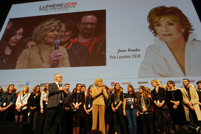 Jane Fonda, sur scène, entourée de Thierry Frémaux, de la formidable l’équipe de l'Institut Lumière et des 700 bénévoles - Clôture du Festival Lumière 2018 - Lyon - Photo © Anik Couble