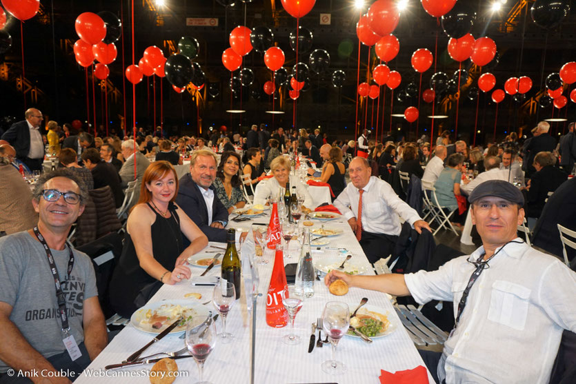 Ma table d'amis, dont Loulou Dedola, Gégé, Max et Michèle Lefrancq-Lumière, Eric Lefrancq-Lumière et sa compagne Sandra, lors du dîner d'ouverture du Festival Lumière 2017, à Lyon - Photo © Anik Couble