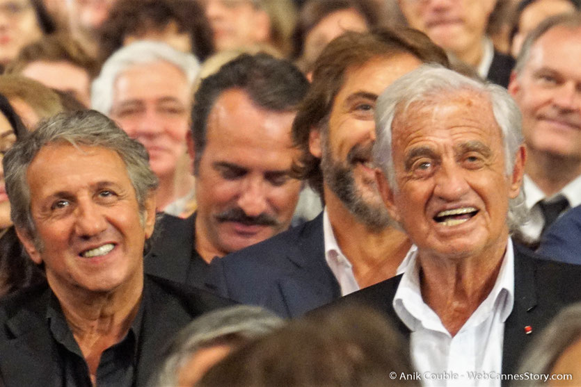 Jean-Paul Belmondo, entouré de Richard Anconina, Monica Bellucci et Jean Dujardin, lors de la cérémonie d'ouverture du Festival Lumière 2018, à Lyon