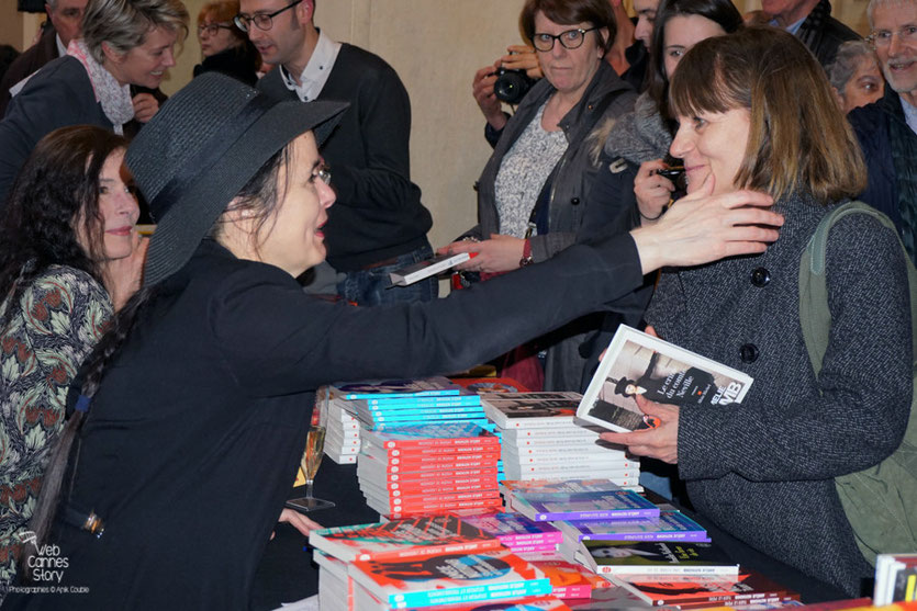 Echange très chaleureux entre Amélie Nothomb et une des ses lectrices - Quais du Polar 2016 - Lyon - Photo © Anik Couble