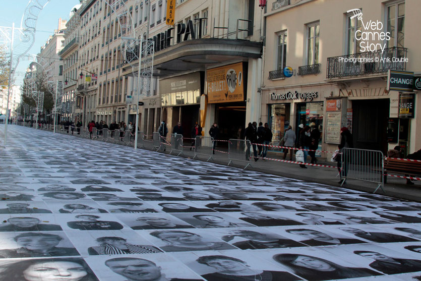 Installation artistique "Inside Out" de l'Artiste JR, menée par Charlotte Le Bon -  Lyon - Déc 2013 - Photo © Anik COUBLE