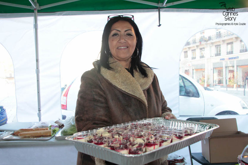 Dalila Traiteur et ses bons tiramisu, lors de l'inauguration de l'Expo Photo "Inside Out" de l'Artiste JR - Lyon  Déc 2013 - Photo © Anik COUBLE