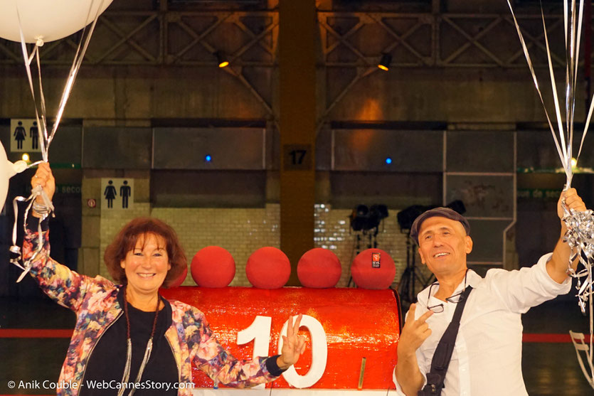 En compagnie de mon ami, Loulou Dedola, scénariste, auteur, compositeur, interprète, leader du groupe RCP, lors du très convivial dîner d'ouverture du Festival Lumière 2018 - Lyon - Photo © Anik Couble