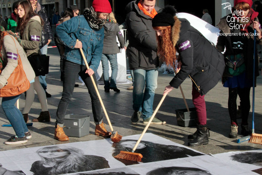 Charlotte Le Bon, en pleine action, entourée des participants du projet "Inside Out" de l'Artiste JR - Lyon  Déc 2013 - Photo © Anik COUBLE